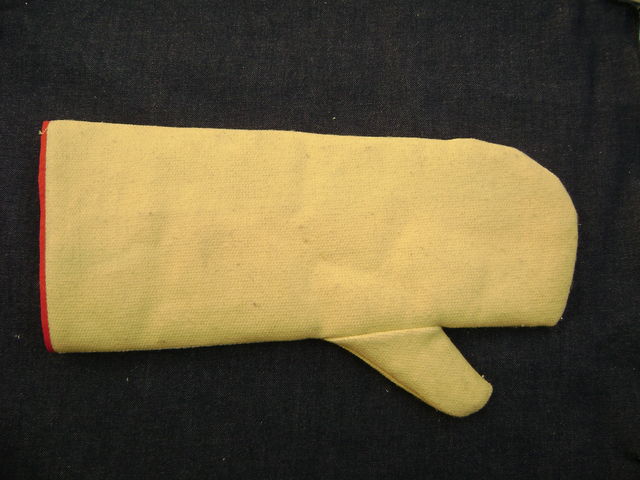 MANOPLA DE KEVLAR LAMINADO CON FORRO NOMEX III IDEAL PARA ALTAS TEMPERATURAS. PARA COTIZACIONES FAVOR ENVIAR CORREO A guantesgasi@outlook.com O COMUNICARSE AL 5557663305 DE LA CD DE MEXICO. (favor de no enviar comentarios en esta página)